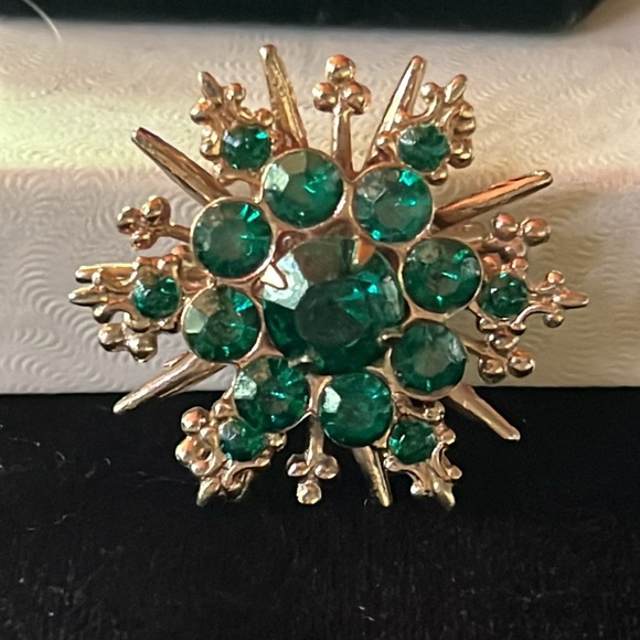 MTP - Vintage brooch emerald green rhinestone and gold tone - Picture 4 of 4